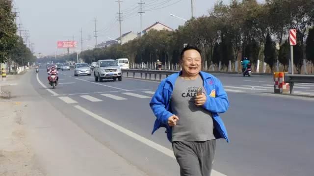 橡塑保溫材料廠家銷(xiāo)售員奔跑中